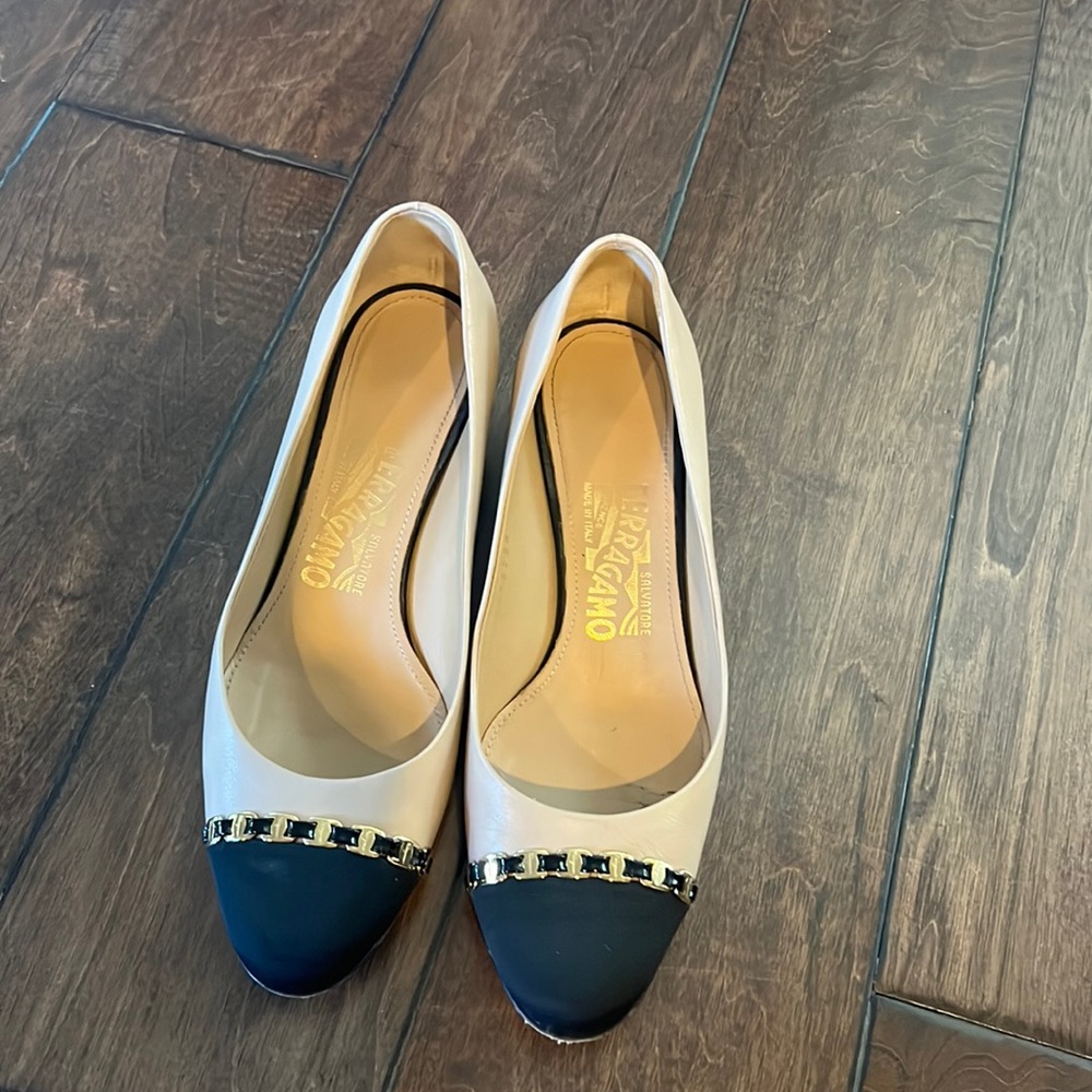 Block heel shoes